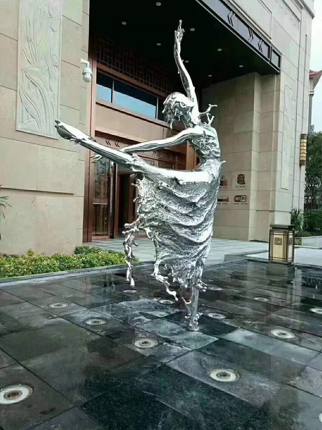 不锈钢女孩雕塑